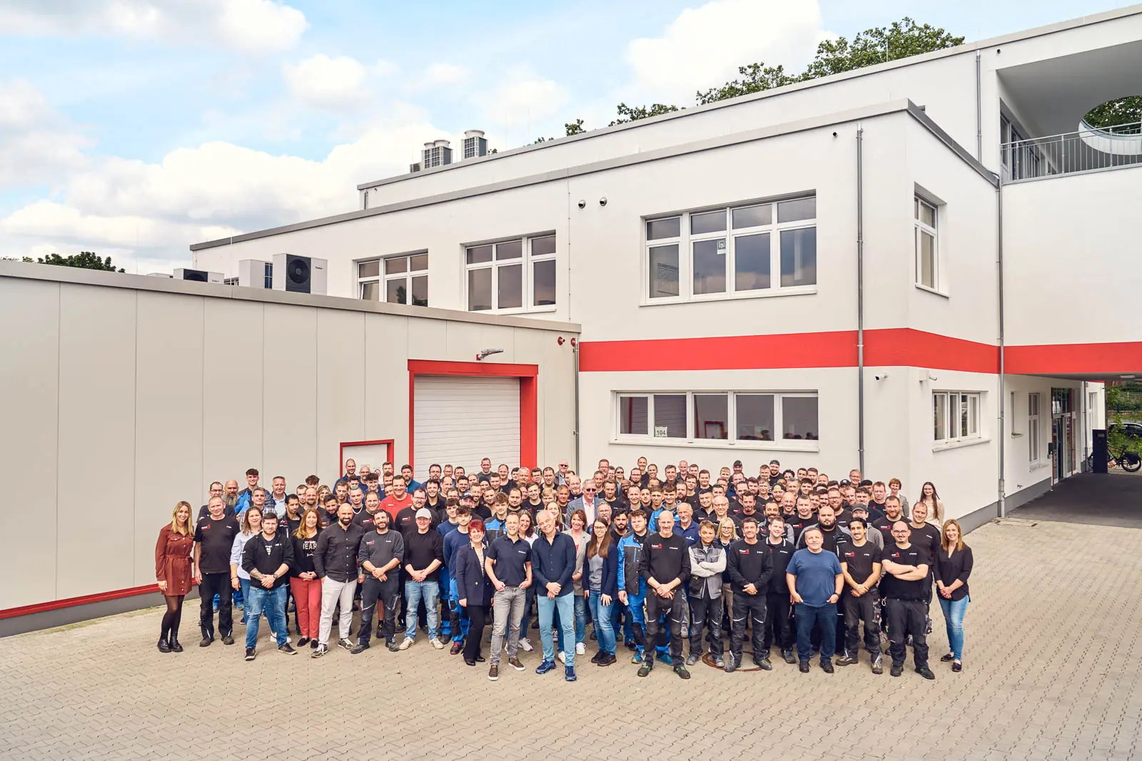 gruppenfoto-vor-gebaude Gruppenfoto vor Gebäude